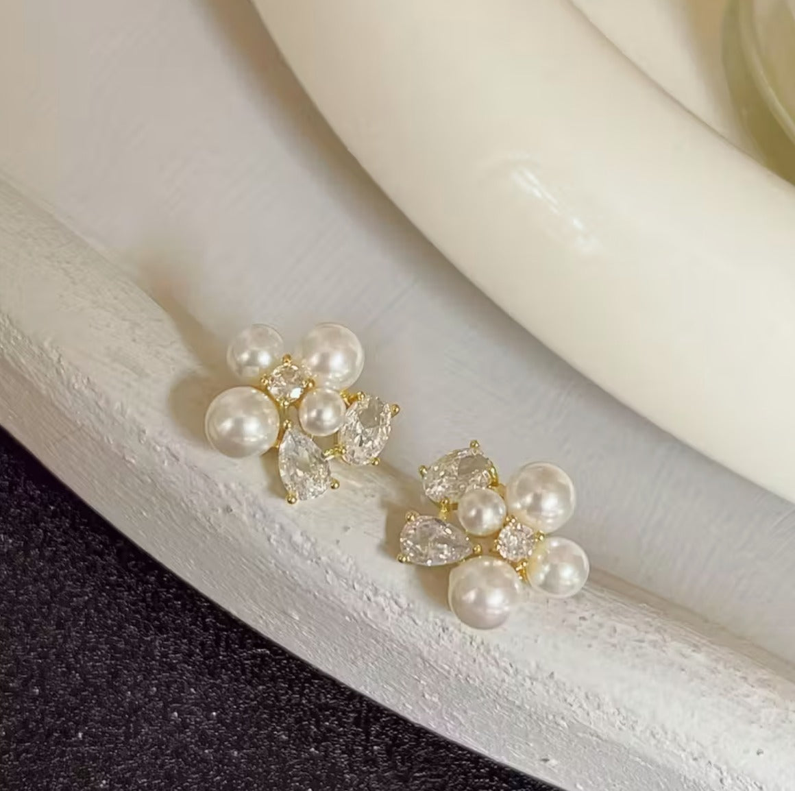 Pearl cluster stud earrings - AR-154