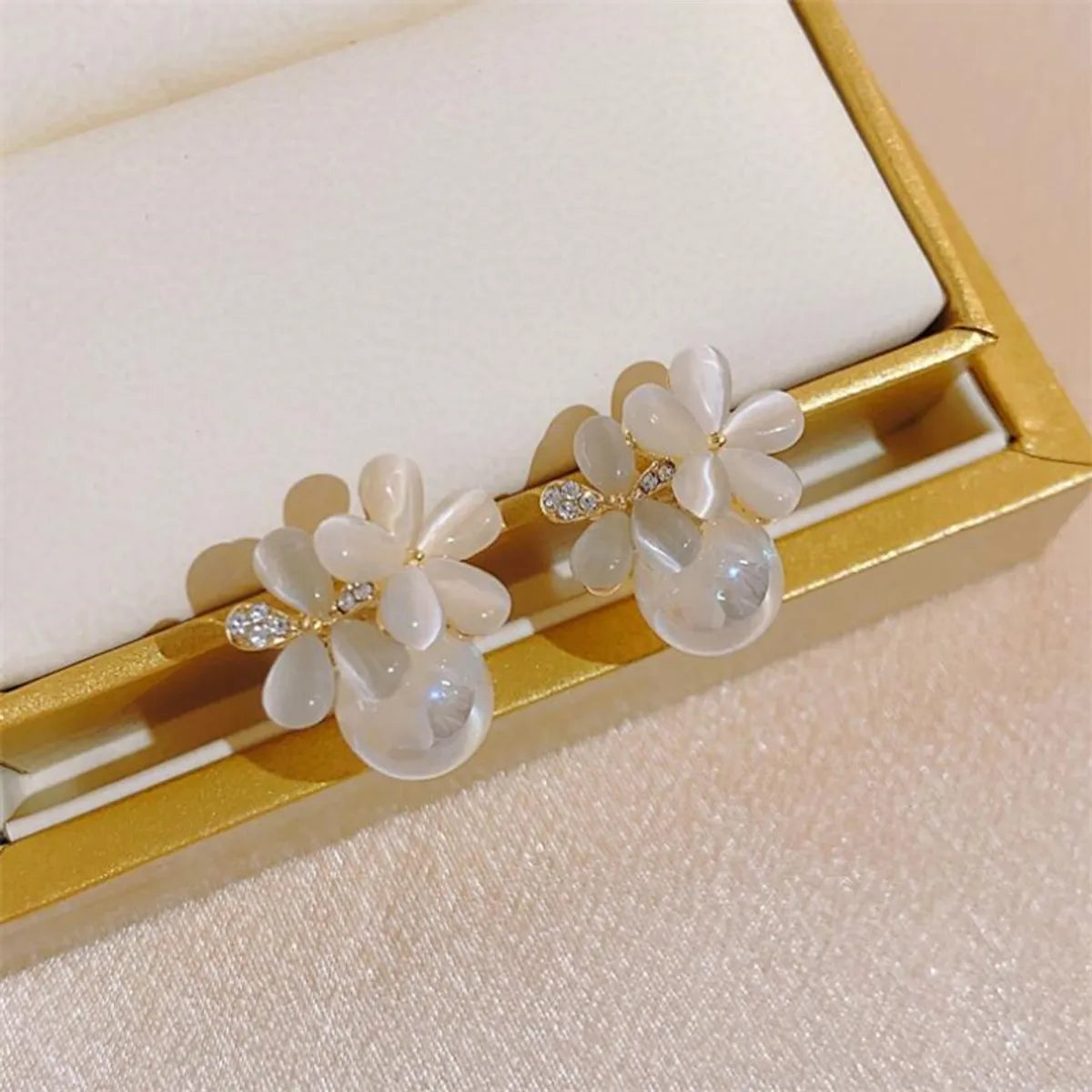 Pearl Flower Stud Earrings - AR-41