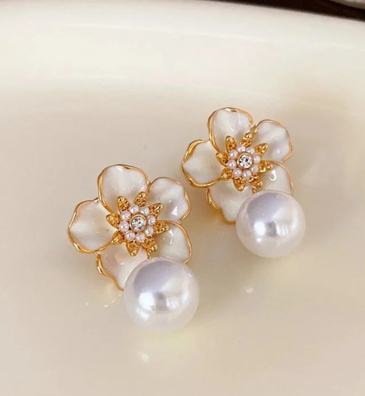 White floral pearl drop earrings - AR-146