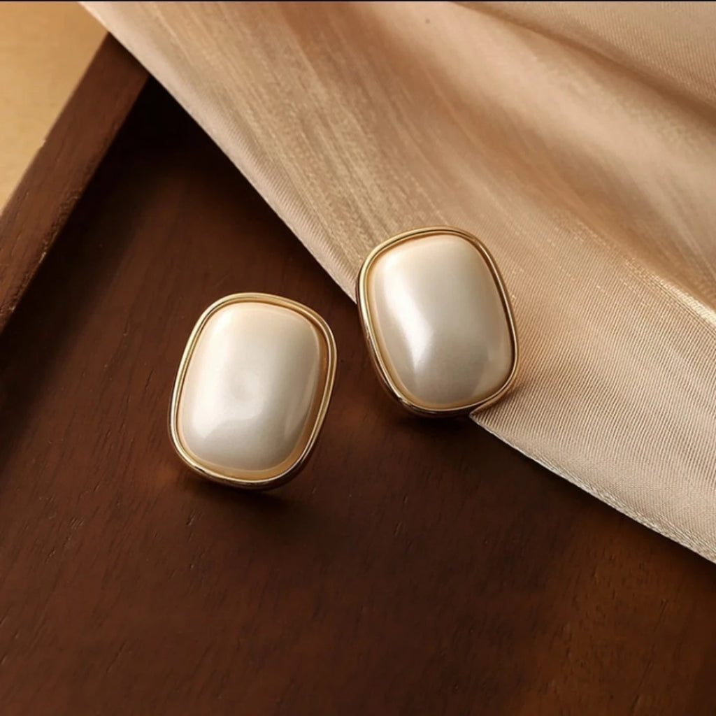 Gold Frame Oval Pearl Stud Earrings - AR - 179