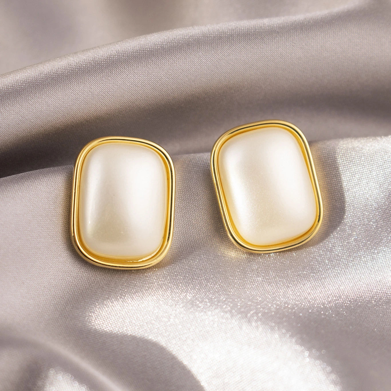 Gold Frame Oval Pearl Stud Earrings - AR - 179